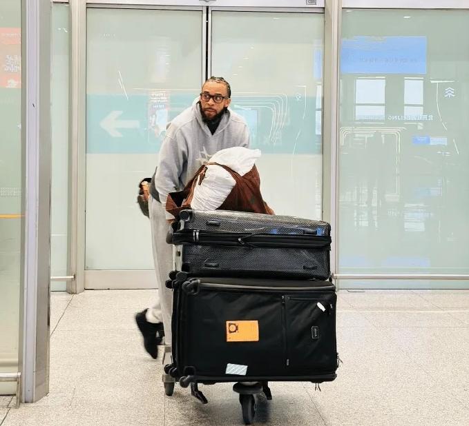 千呼万唤始出来，麦基来了，北京冠军稳了！他来了，他来了，千呼万唤始出来，麦基