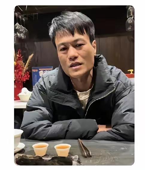 花1400拖车费的男子坚决硬刚到底，不删视频！男子说：“花1780换好的轮胎，我