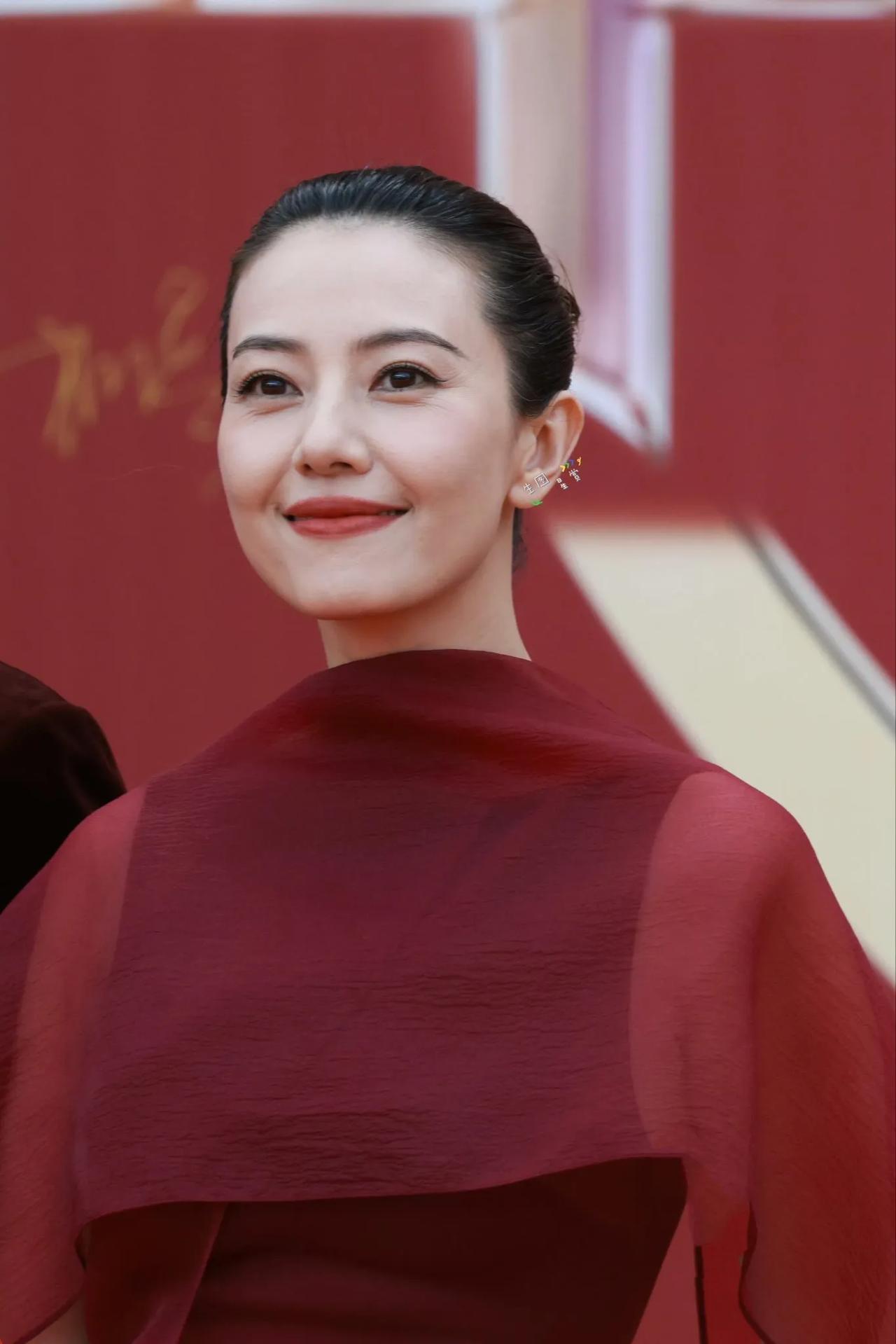 46岁高圆圆红毯生图！2026年1月29日，46岁的高圆圆身着一袭酒红色高衩长