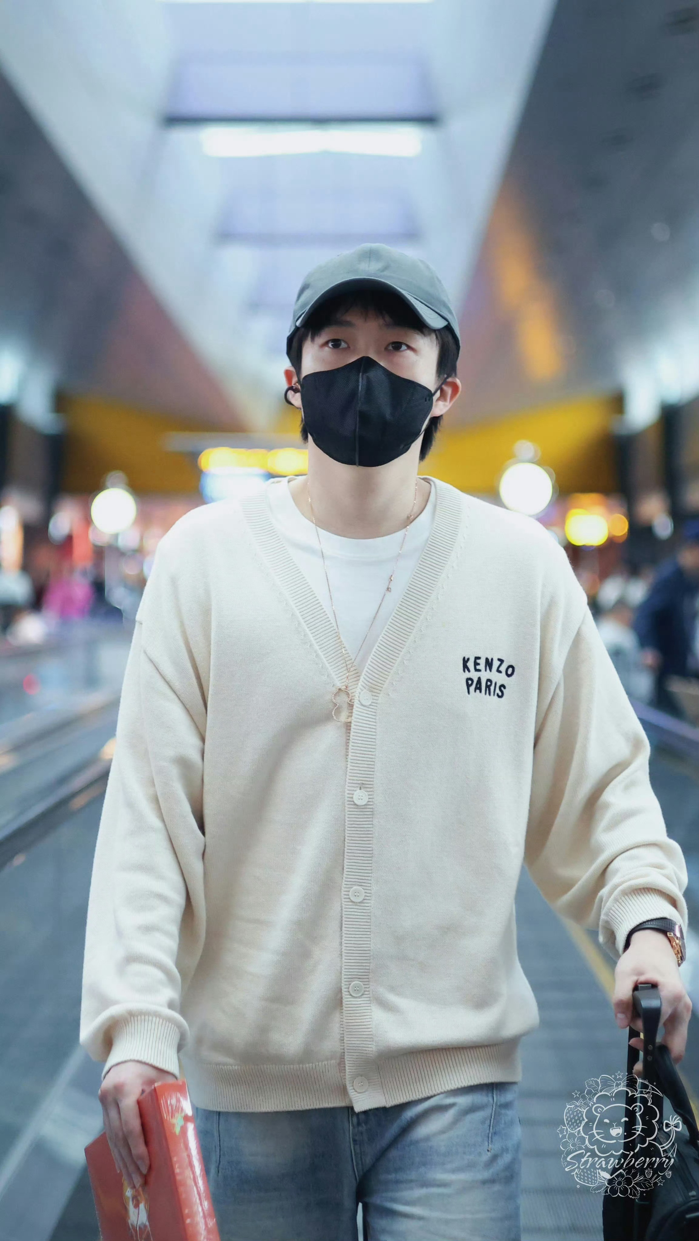 王楚钦最新机场Look演绎LouisVuitton、Qeelin、Kenzo单