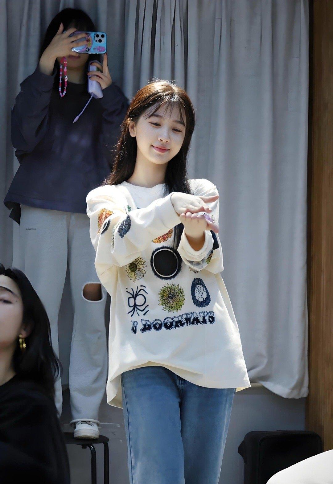 看看虞书欣早期的生图，真没想到她以前居然这么清纯！