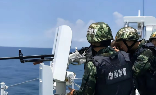 菲律宾武装部队发布的最新照片里，中国海警的突击快艇静静停泊在仁爱礁的潟湖水面。船