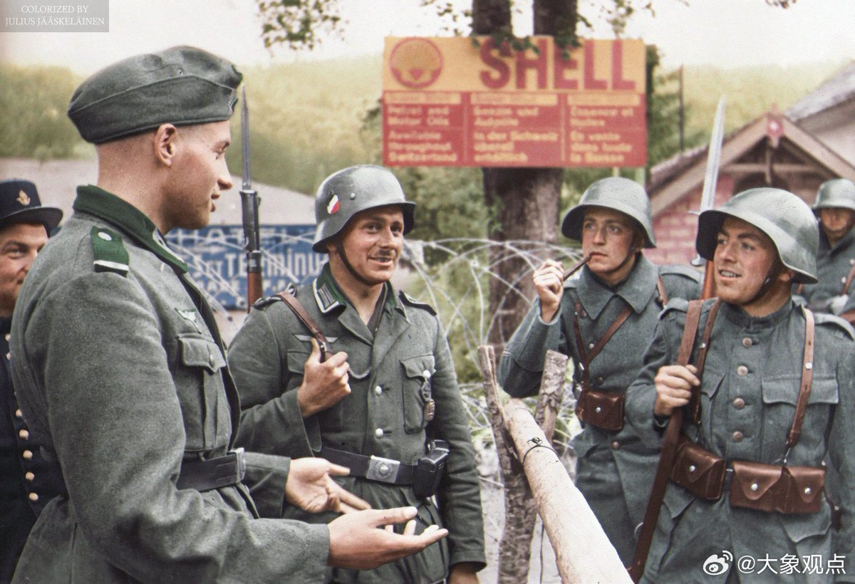 1940年6月/7月，法国蓬塔利埃边境，德国士兵和瑞士士兵正在交谈。 ...