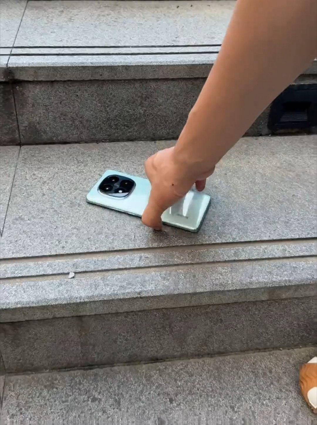 王腾在小米园区捡了一部手机，看看是谁的​​​
