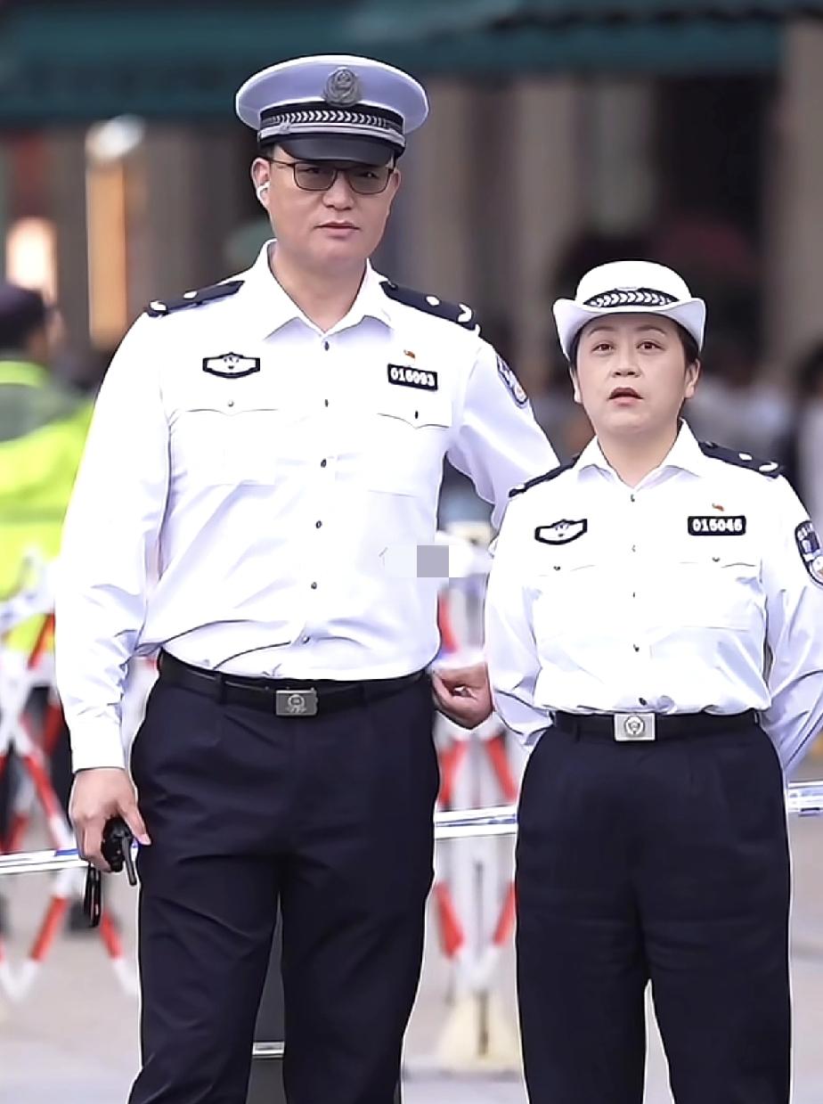 请问这两位警官，哪个是领导？哪个级别高一些？从警衔上看，两人都是三级警监，白