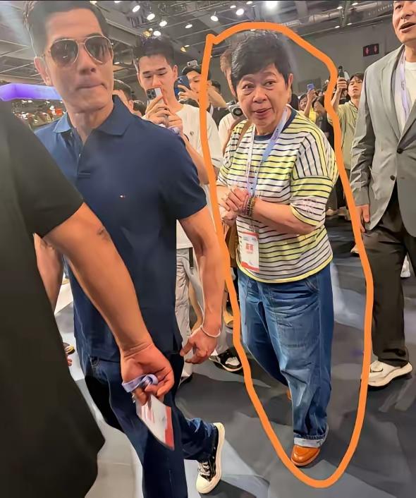 这是郭富城经纪人小美，已经60多岁了，本以为是什么明艳大美人没想到就是普通大妈。
