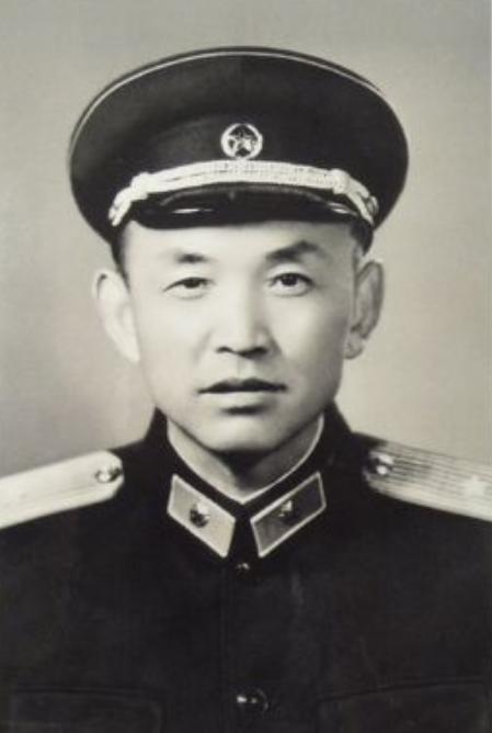 华国锋主席是毛主席亲自培养接班人，是第二代领导人，黎原将军为人正直，华国锋是他部