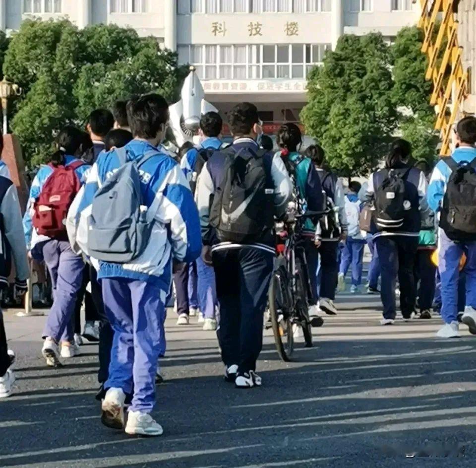 给九月开学的准大学生家长：这六件事，比多塞两千块钱更重要！又到九月开学季。