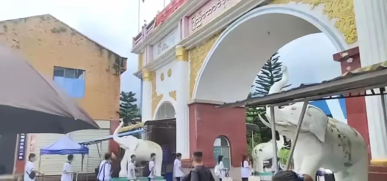 最近缅北果敢传了个新鲜事儿——一批刚初中毕业的孩子，背着书包从南伞口岸跨进了云南