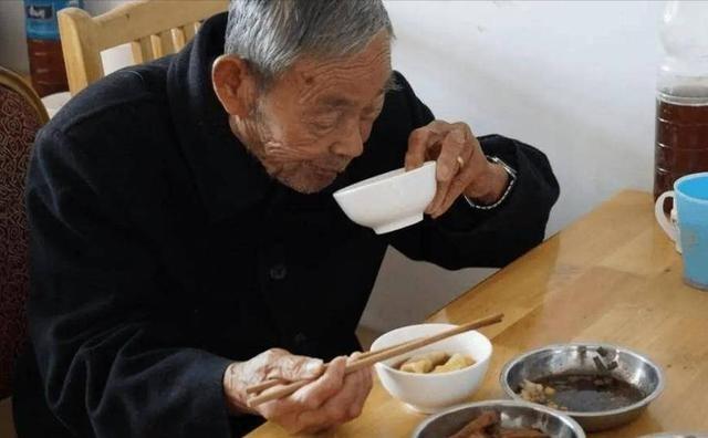 你是否曾在早晨享用一顿丰盛的早餐，却忽略了它可能成为痛风发作的“导火索”？许多痛