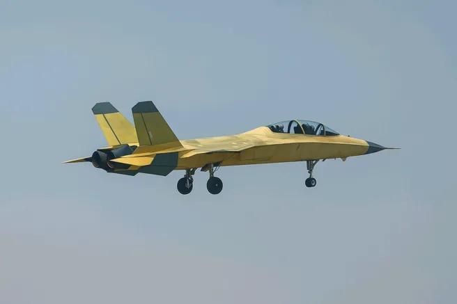 中国洪都公司正在研发的教练机，其采用双垂尾与鼻轮双轮设计，被视作航舰专用教练机，