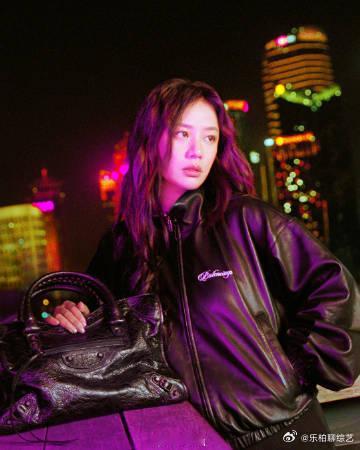 马思纯冷白皮马思纯冷白皮搭配了黑色皮衣的造型，真的是很有一种清冷的感觉！咱们