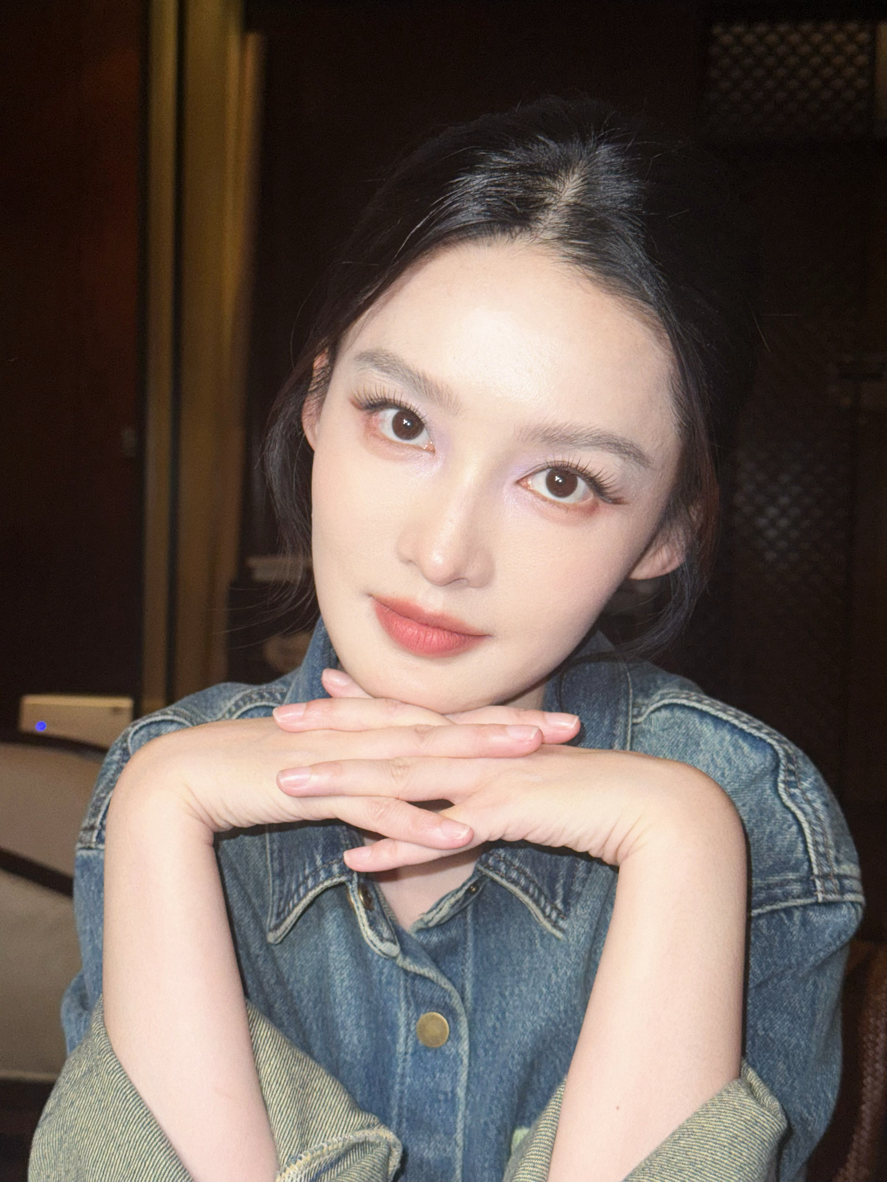 李沁极品吸睛脸怼脸自拍