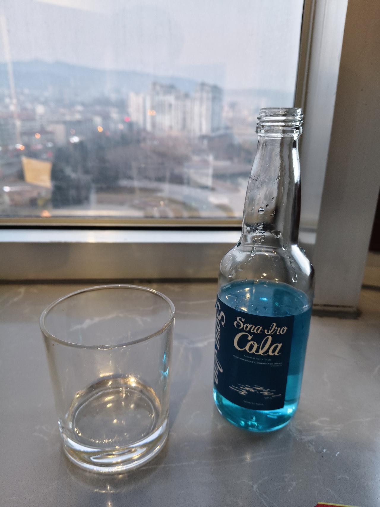 喝蓝色可乐时想到一趣事。黑色可乐、蓝色可乐其实没啥，之前有人“惊叹”还有透明可乐