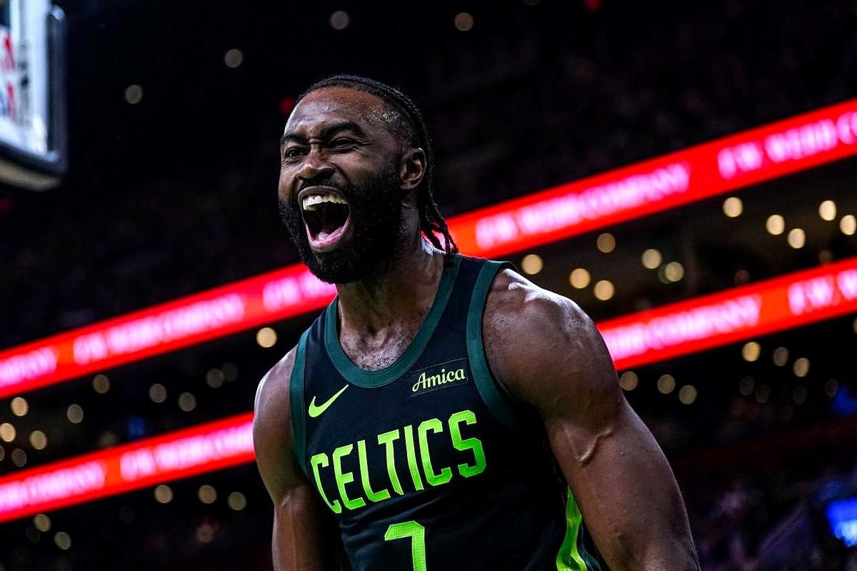 杰伦·布朗这赛季真炸了！塔图姆伤停，他直接单核带队，把凯尔特人稳在了东部前列，这