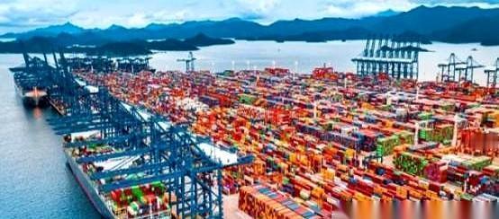 我跟你说个特逗的事儿。一边，是咱们的贸易顺差都快干到一万亿美元了，什么概