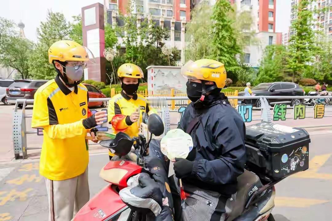 美团骑手安全治理太赞了！打工人终于不用拿命换钱啦最近发现小区门口的外卖小哥骑