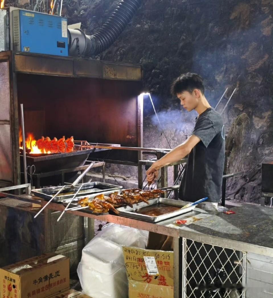 我老公昨晚刷到深圳烤鸡少年的新闻，转头问我：为什么人家一只烤鸡卖68元，菜市场冻