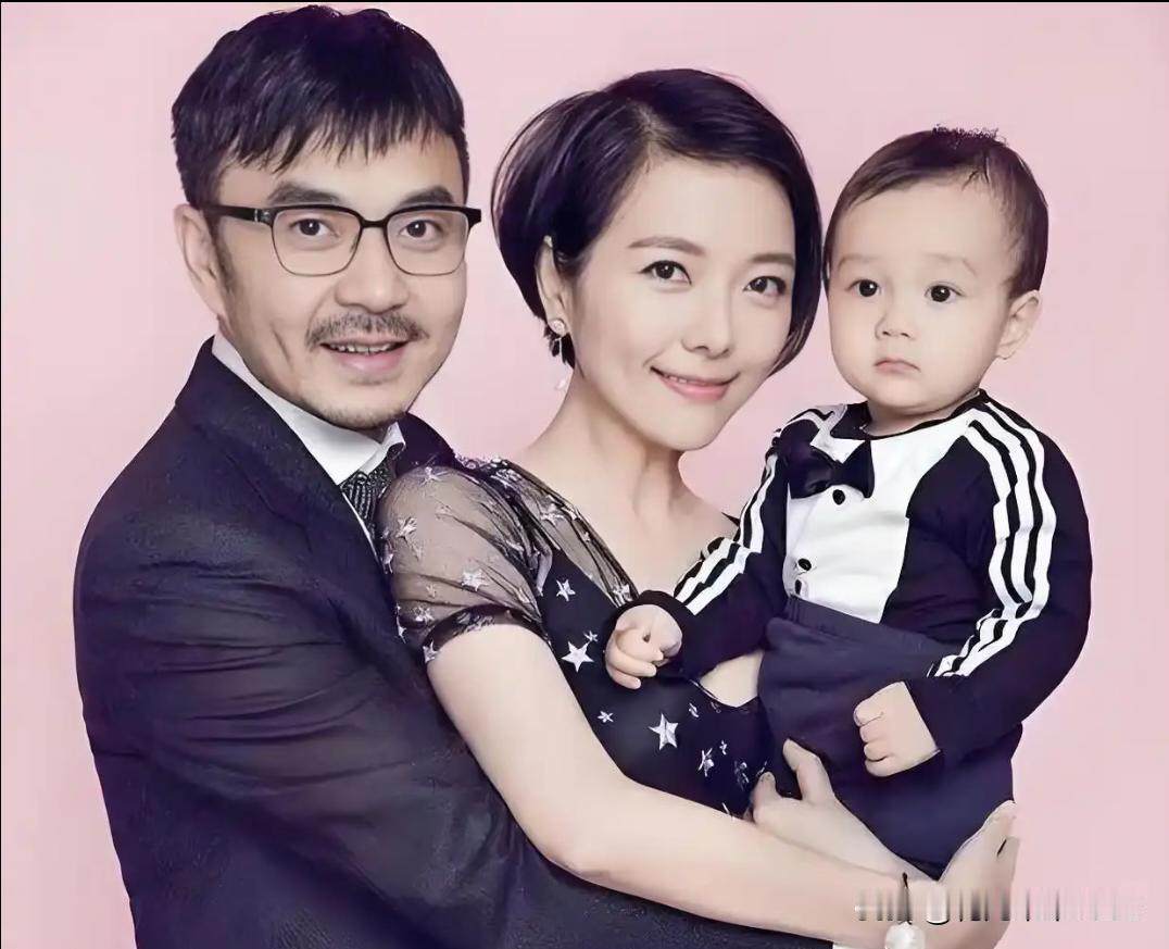 汪涵老婆独自去医院手术，揭开中年婚姻真相。10月8日，汪涵老婆杨乐乐发布了一段