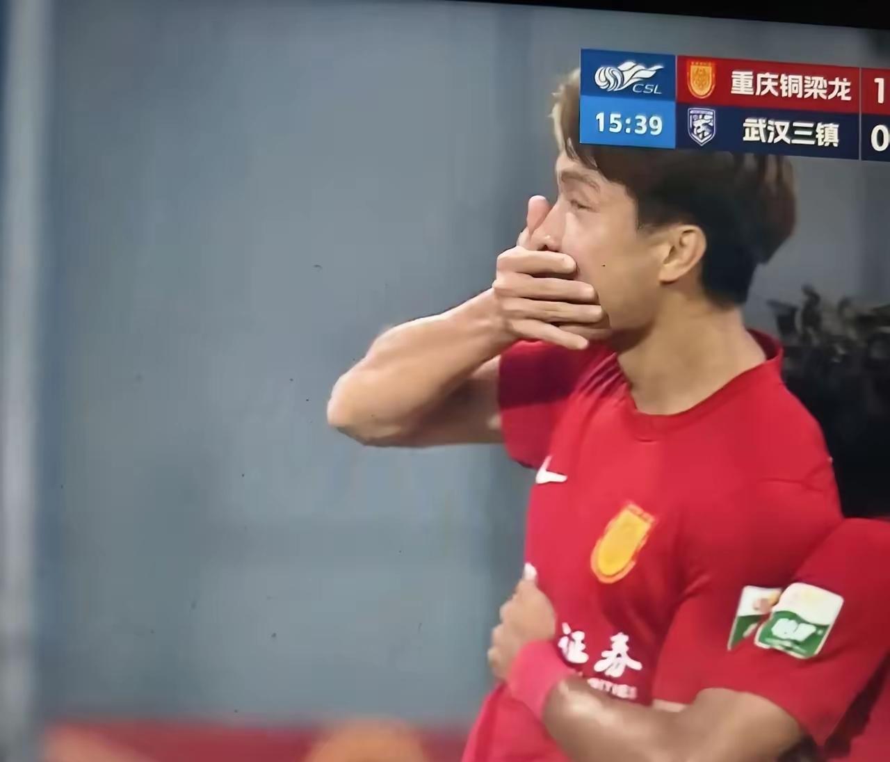 武汉兄弟别误会，陈纯新进球后捂嘴，并带动龙龙球迷全都捂嘴，这动作并非针对你，这只