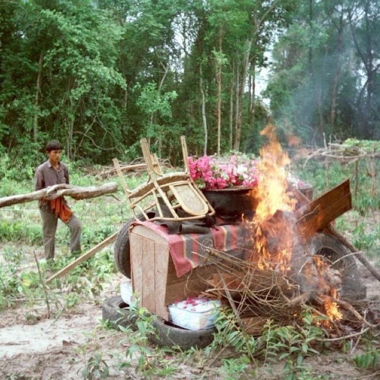 1998年，柬埔寨“风云人物”布尔布特被火化时，一张罕见的镜头，他当年权势滔天，