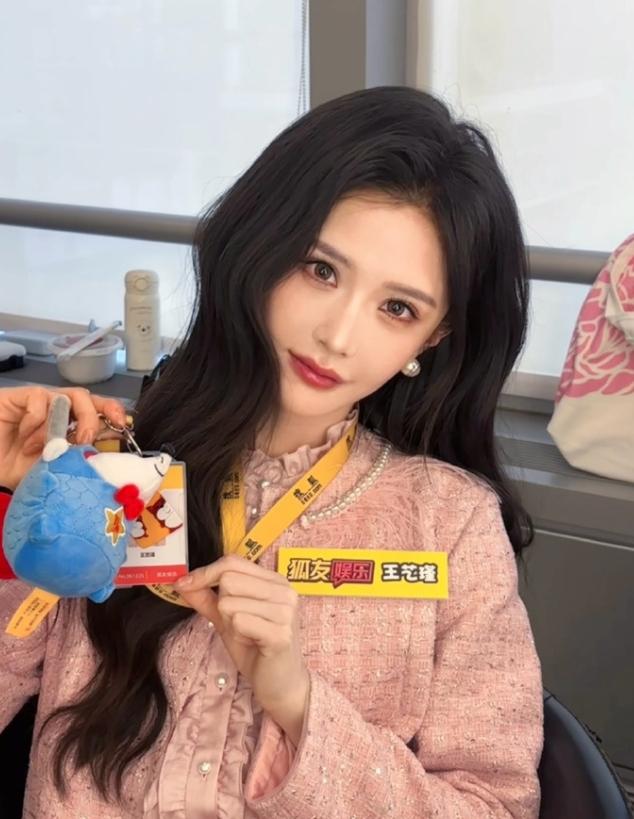 娱乐圈又多一个科技脸！王艺瑾出席活动脸部变化太大，网友直呼认不出，的确是跟刚出