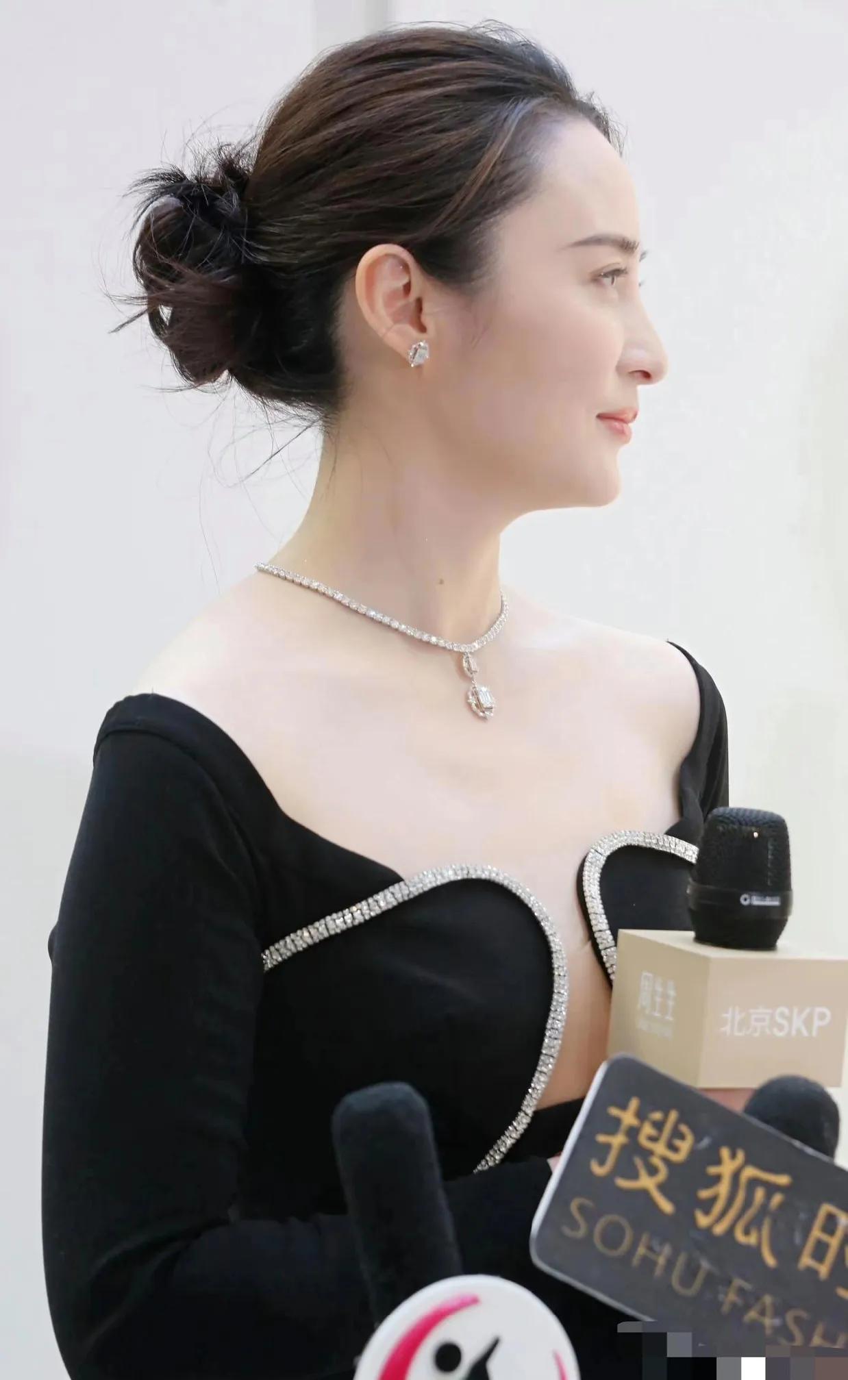 50岁蒋勤勤的状态，真的把“自然老去”活成了范本！一袭黑色钻饰长裙亮相品牌