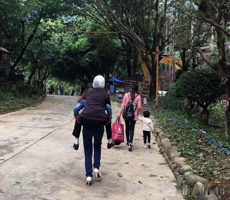 还在做“听话乖宝”？当心人生被“偷走”！不少中国父母盲目顺从学校、老师，视其话