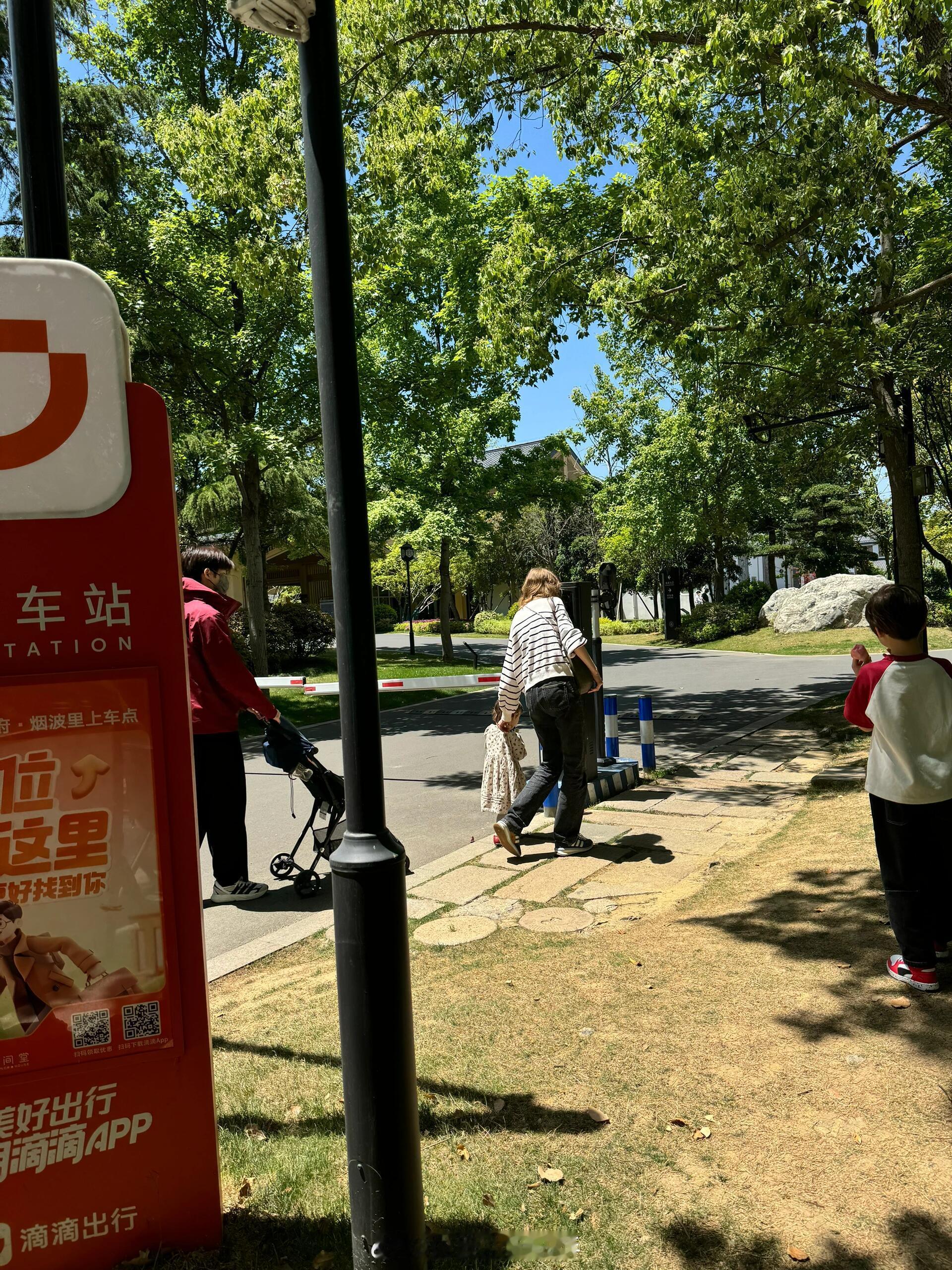 董力阿诺一家四口春游偶遇董力阿诺一家春游董力阿诺一家四口春游，一家子大长腿​