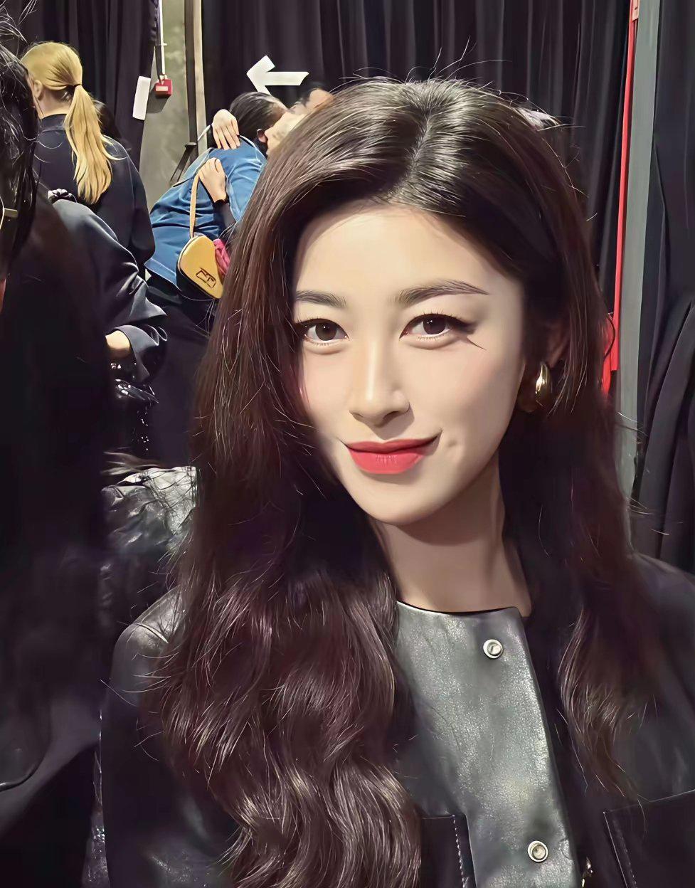 谁能想到，霍建华和朱珠这两个八竿子打不着的明星，居然因为“身体小动作”一起上了热