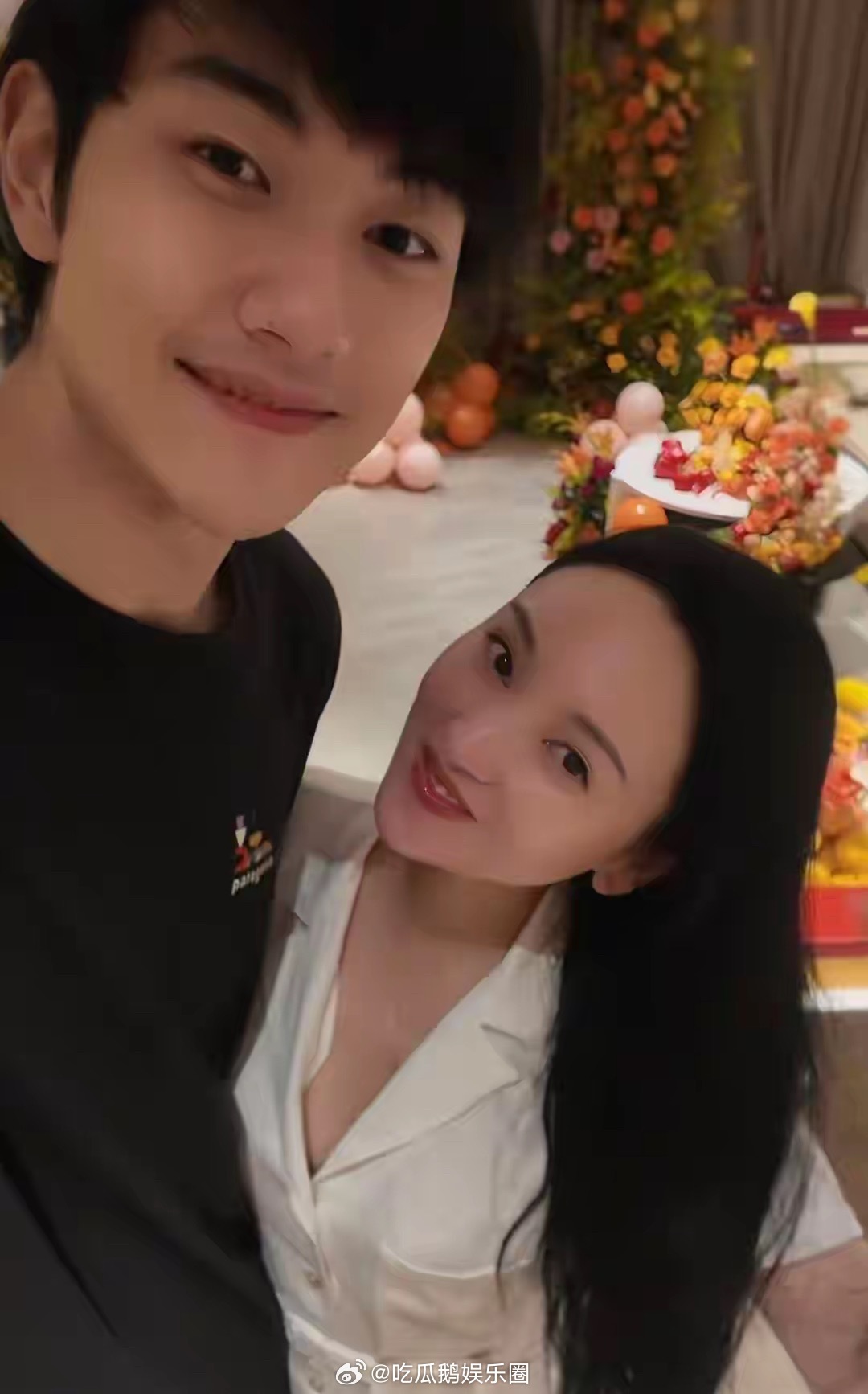 金莎为小17岁男友庆生，抱着孙丞潇不撒手，嘟嘴要亲亲一脸幸福！！！​​​