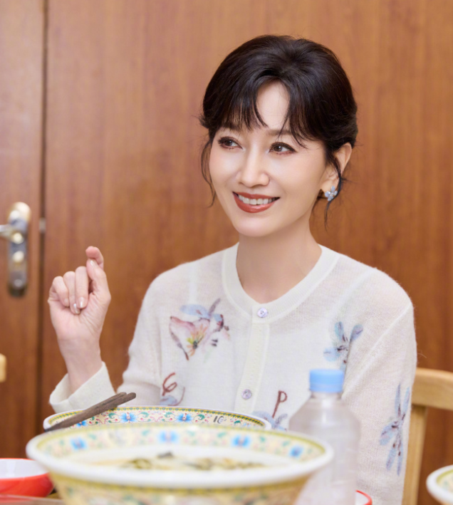 赵雅芝变成了一个漂亮的美食家，她这回跑到了河南去吃烩面，看着她吃的津津有味，确实