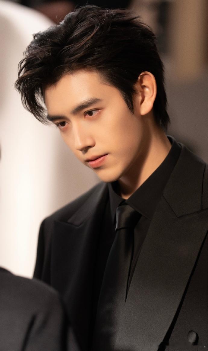 1、电影《见春天》路透已经正式杀青，主演:陈飞宇，王影璐，改编自纵虎嗅花的同名