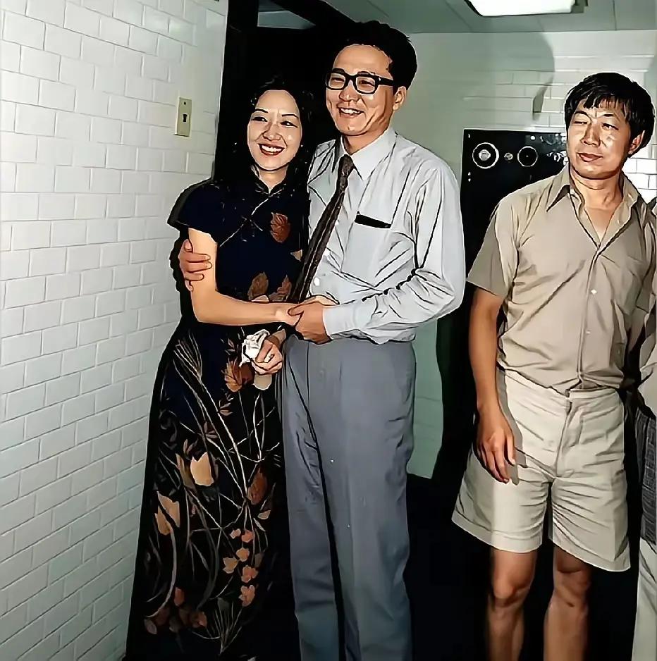 当年李敖与大美女胡茵梦离婚时拍的一张照片。两人脸上都写满了四个字儿，分手快乐。才