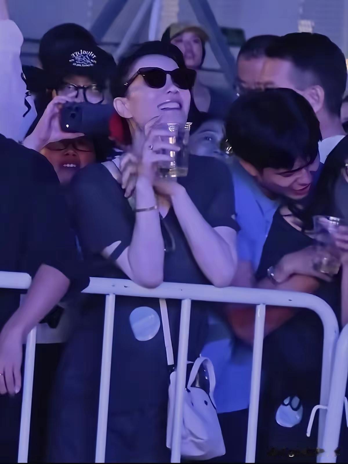 王菲的男闺蜜，很喜欢往女人堆里钻，跟王菲身边的女人都是搂搂抱抱的，很亲密的样子，