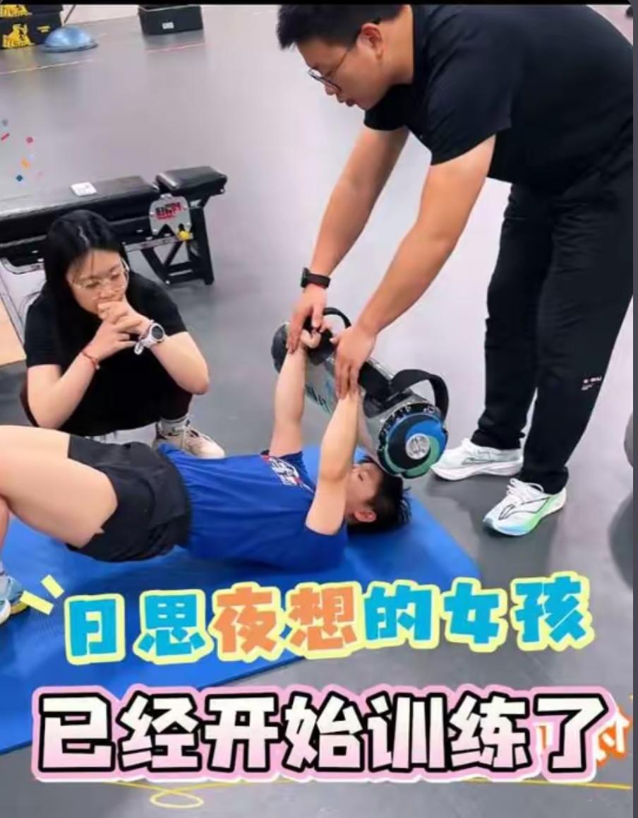 王楚钦出现了，孙颖莎也该出现了，果真应验了。新鲜的小莎在练体能，体能教练王翔陪
