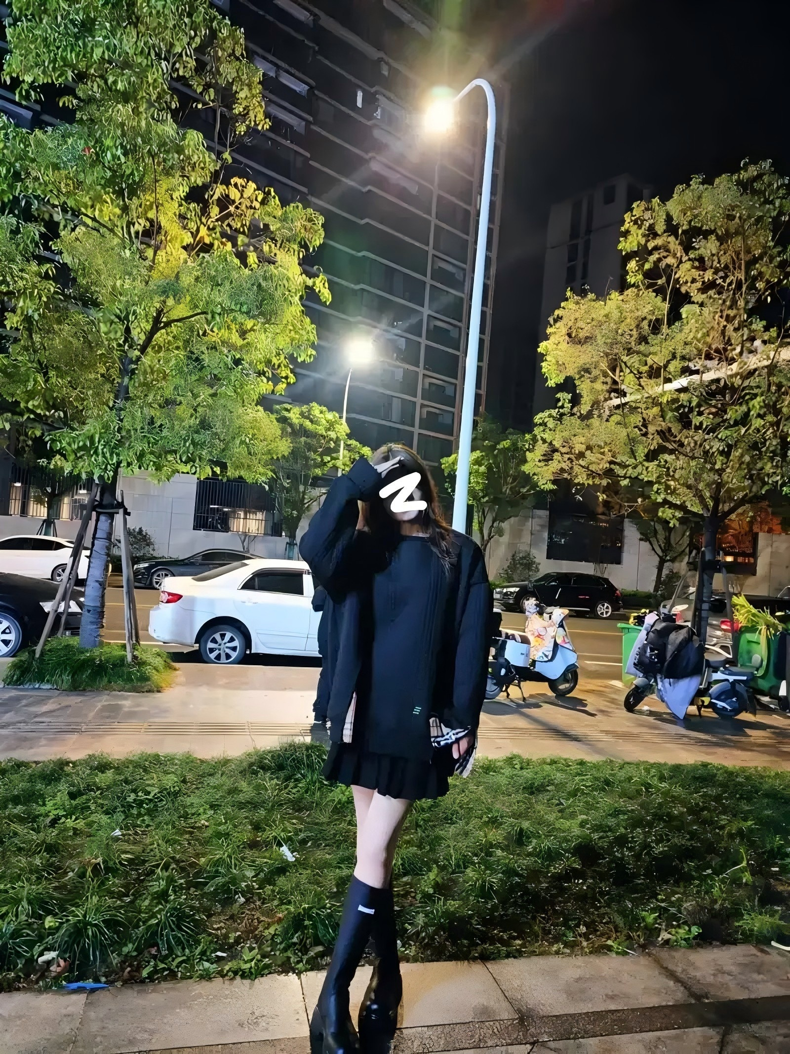一个哥们儿，和女朋友腻了，但是也不想自己提分手，就带着女朋友，参加各种聚会。后来