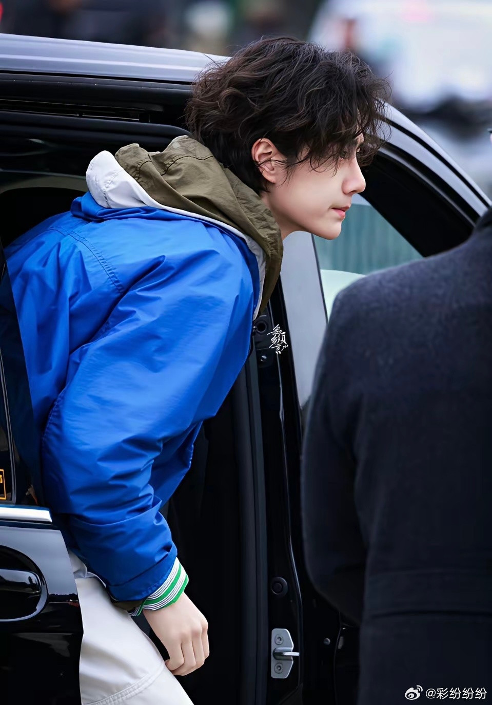 巴黎时装周首秀，罗意威大秀入场，王一博一身蓝色上衣，搭配白色长裤，他行走时双手插