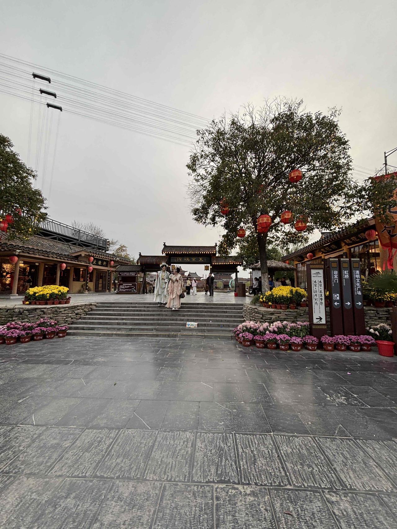 近日，开封东京大酒店水塔上的“东京大饭店”字样被更换为“开封欢迎你”，引起网友关