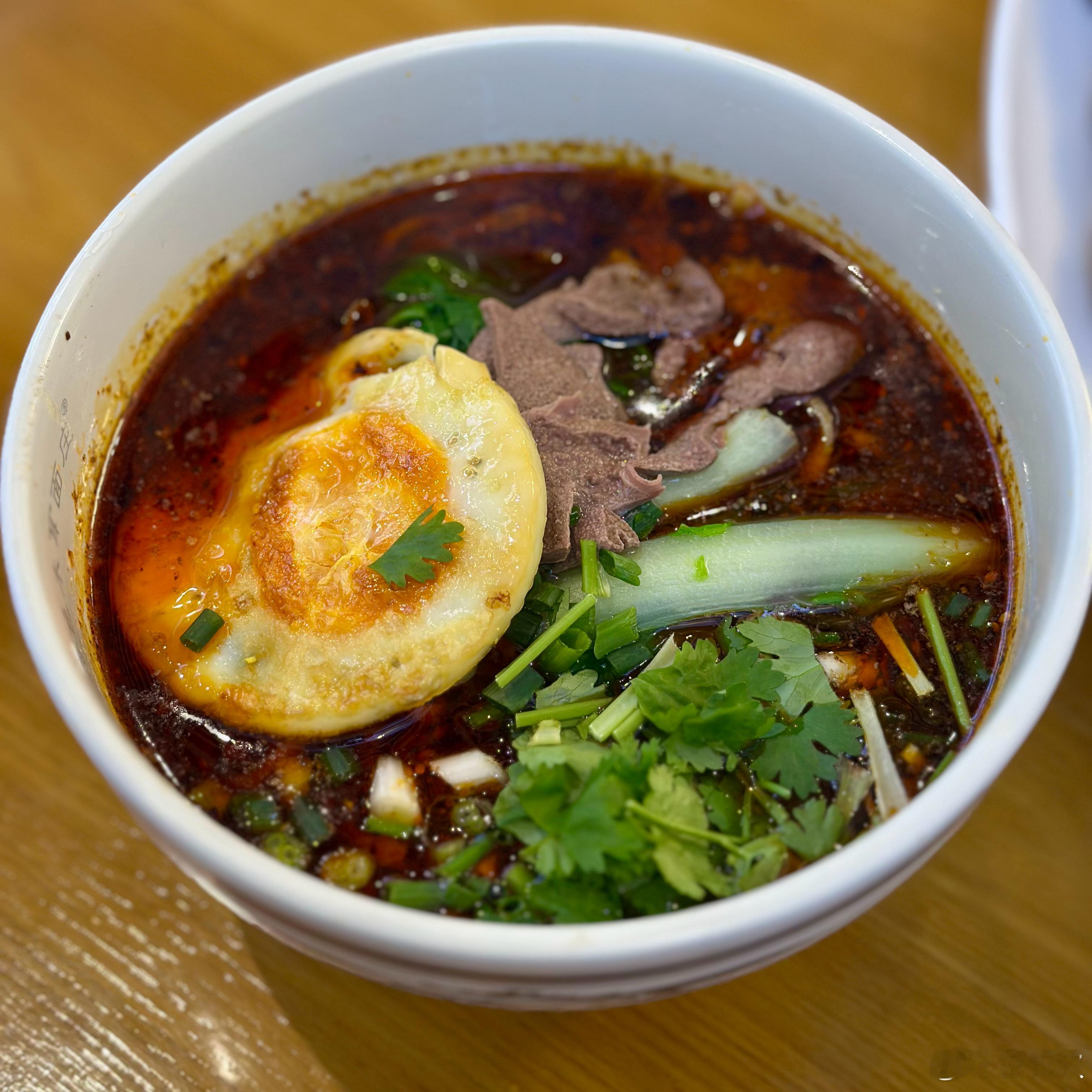 下午逛街吃了面包和鸡腿，晚饭就想吃点菜。于是找了家面馆，要了一个凉拌茄子，要求酱
