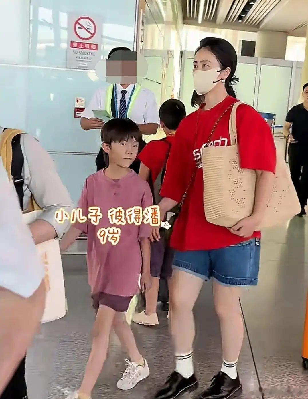 49岁孙莉与12岁多妹机场同框，多妹身高近妈妈，穿搭比姐姐更潮。网友热议：长相究