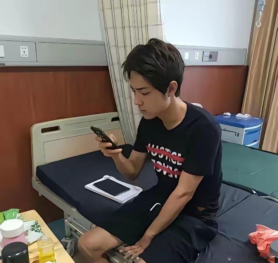 要不知道这是肖战，我还以为是哪个在医院玩手机的大学生呢
