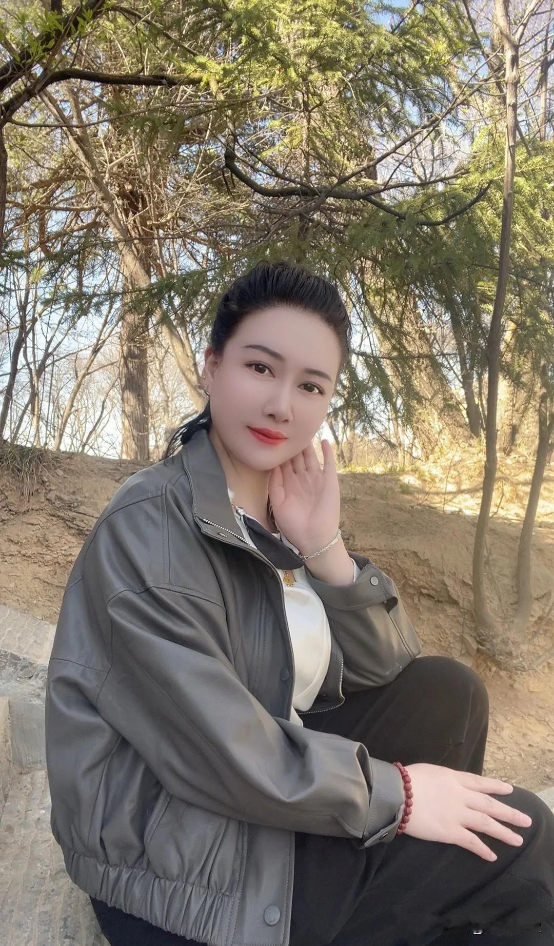 绿树阴中倚，红妆笑语频。