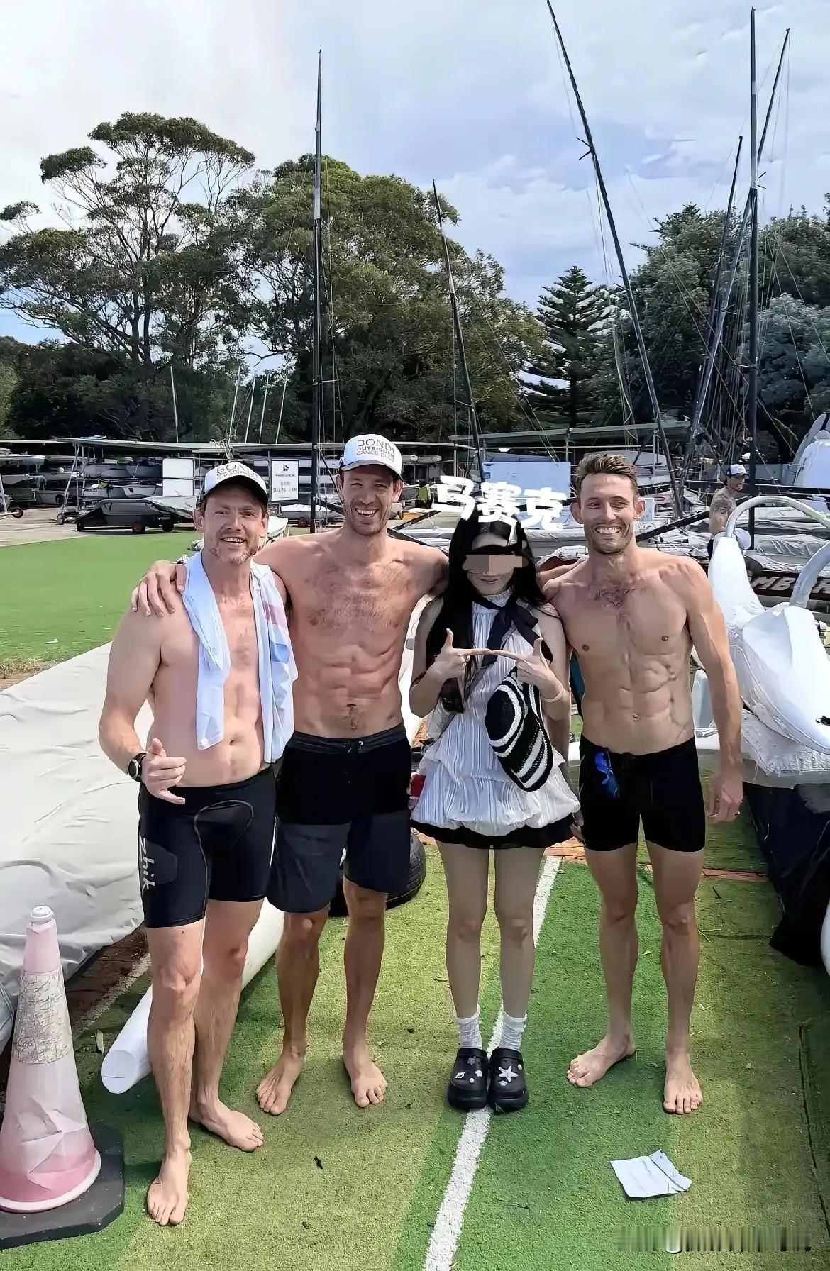 看见女留子这样合照就特别有点儿心理不适感，你如果是正常社交穿个日常衣服，哪怕是晚