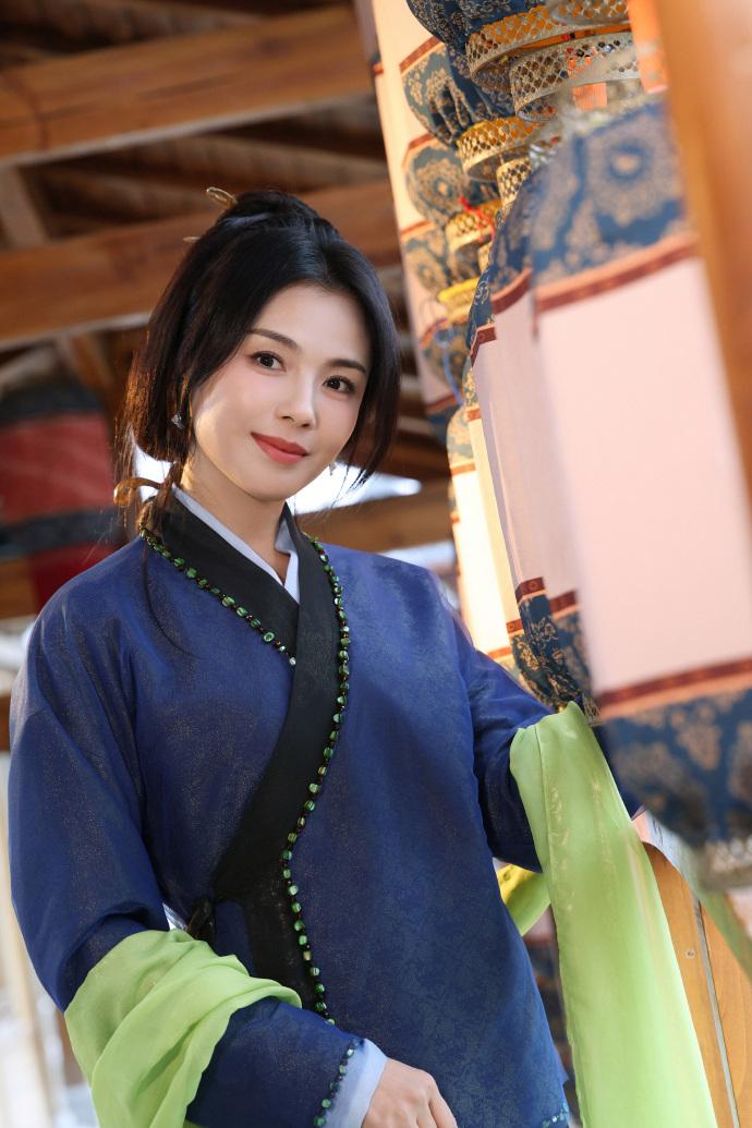 最近刘涛拍摄了一组很美的古风大片，看上去非常的美，气质也很出众。她上身穿蓝色