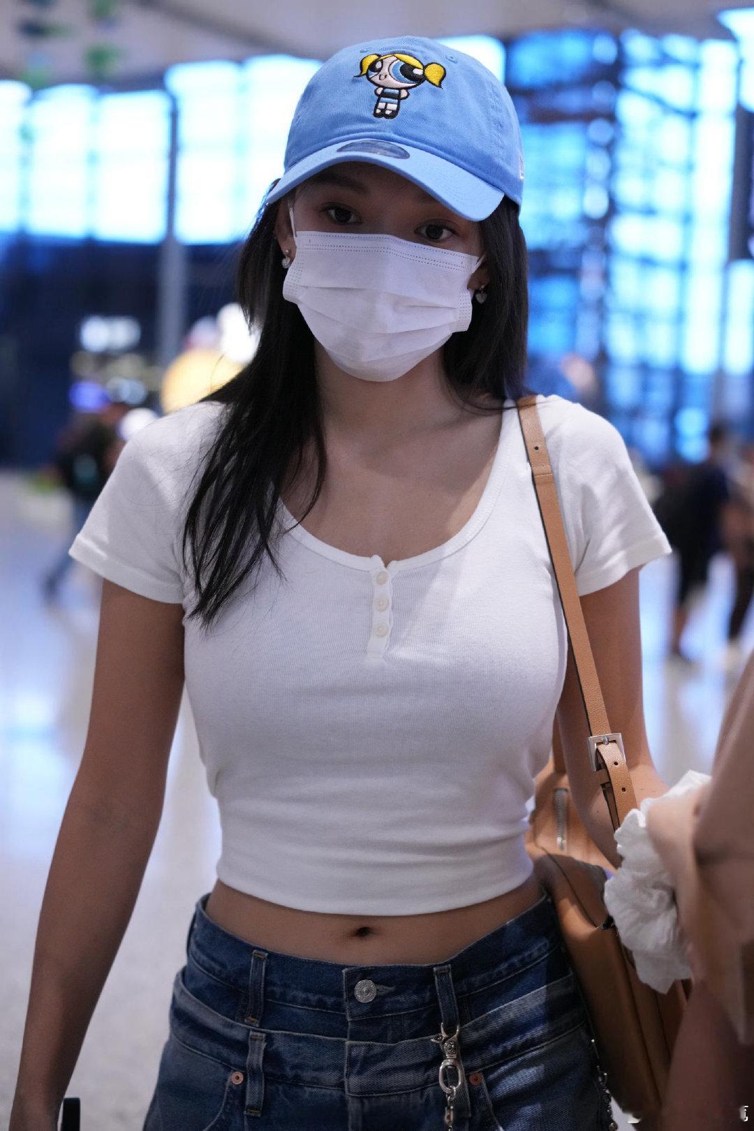 程潇上海机场出发生图，白色T桖凸显好身材#程潇#​