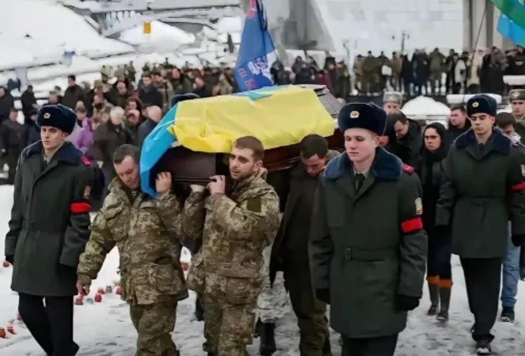 乌克兰方面首次公开阵亡士兵人数，达到5.5万人。同步披露的俄军伤亡数据更令