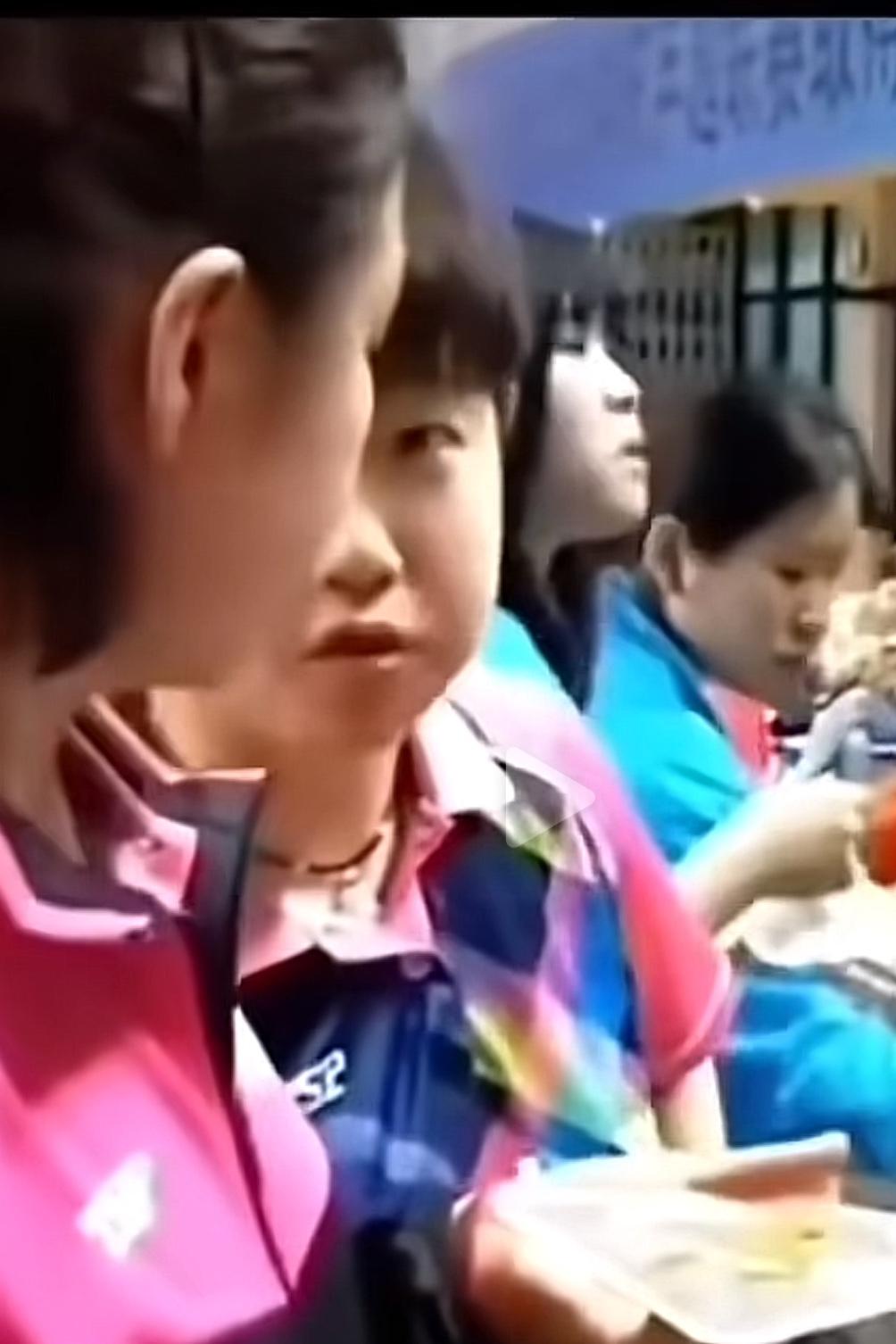 莎：梦姐。梦：有事，莎莎？莎：嗯，有点事。梦：说，咱姐俩有啥不好说的。