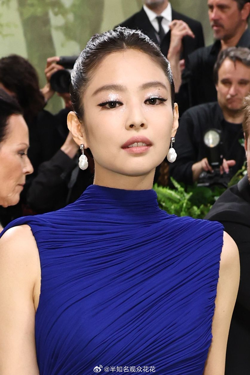 Jennie抵达纽约酒店jennie入住纽约酒店，将第三次出席metgalaJ