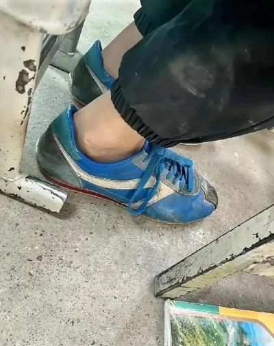 近日，新疆伊犁，一名女老师上课时发现，这么冷的天，班里一位小男生没有穿袜子。老师